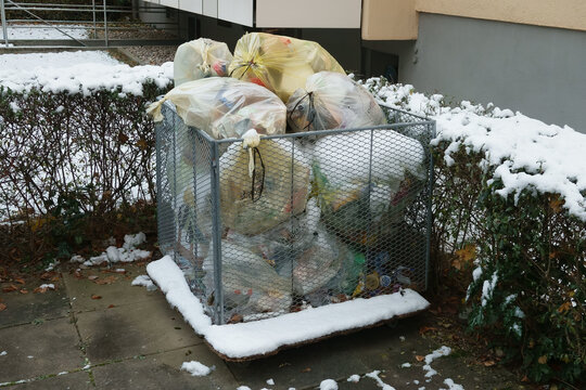 Recycling Abfallbehälter für Gelbe Säcke mit Plastik für die Wiederverwertung