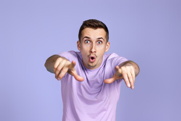 Naklejka premium optimistic caucasian man pointing finger at you