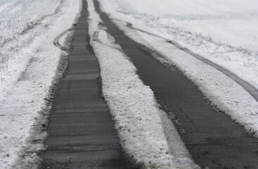 Oblodzony asfalt zimą.