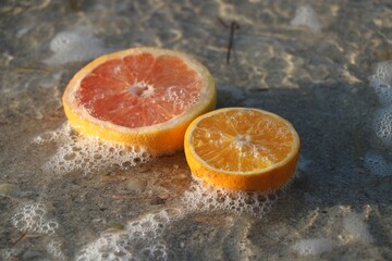 Naranjas a la orilla del mar