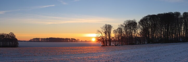 Fototapeta na wymiar sunrise in winter