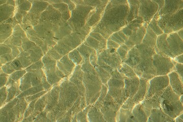 Agua cristalina en tonalidades verdes