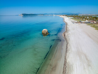 visione aerea del Poetto di Cagliari (CA) Italia e dello stagno di Molentargius - sullo sfondo si vede la 