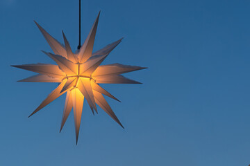 weihnachtlicher Stern mit Schnee (Herrnhuter Stern)