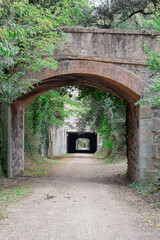 Puente para cruzar por el camino de tierra del sendero y llegar al oscuro túnel del otro lado donde nos esperan sorpresas.