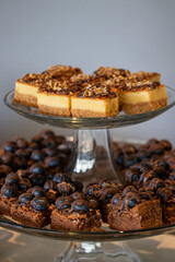 Postre pay y brownie en tazón de vidrio 