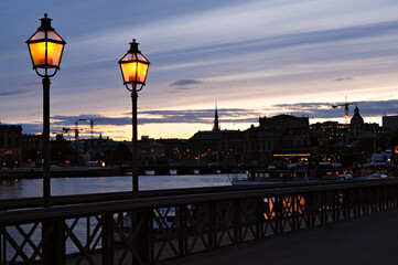 Lampadaires sur le pont de Skeppsholmen à Stockholm au crépuscule