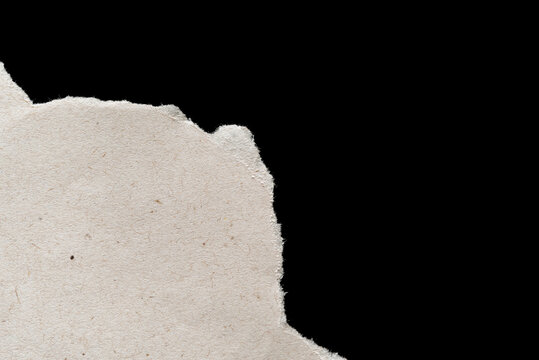 Primer plano de papel ecol&oacute;gico reciclable rasgado. Textura de papel. Papel vintage aislado sobre fondo negro. Detalles. Polvo y pelusa.	