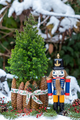 Weihnachtsdekoration mit Nussknacker, Zuckerhutfichte, und Tannenzapfen im Wintergarten