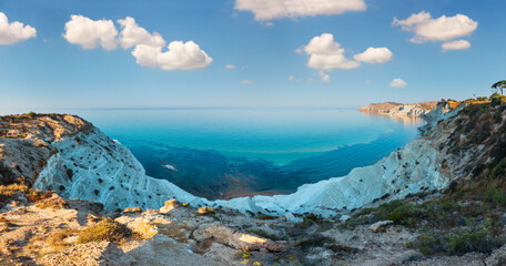 Witte klif genaamd &quot Scala dei Turchi&quot  in Sicilië, in de buurt van Agrigento, Italië. Ochtend zee kust panorama.