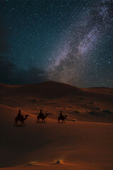 Los reyes magos del Oriente, en sus camellos, en el desierto, guiados por la estrella polar.	