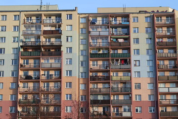 Stare komunistyczne bloki z wielkiej płyty w europie wschodniej. Wieżowiec,  - obrazy, fototapety, plakaty