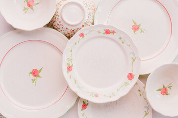 Obraz na płótnie Canvas Closeup of porcelain plates and bowls