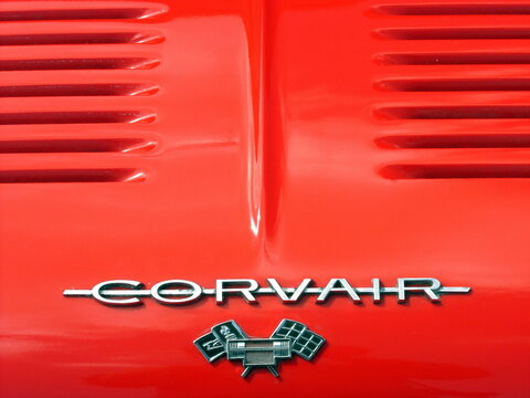Motorhaube mit Schriftzug und Emblem eines Chevrolet Corvair Cabriolet der Sechzigerjahre in Rot am 18.06.2017 beim Oldtimertreffen am Oldtimer-Park Lippe in Lage bei Detmold in Ostwestfalen-Lippe