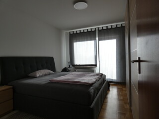 modern eingerichtetes schlafzimmer in einem single-haushalt in deutschland