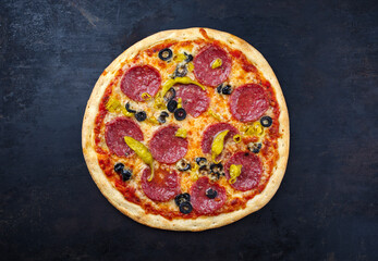 Traditionelle italienische Pizza al salame mit Salami, Mozzarella und Oliven serviert als...
