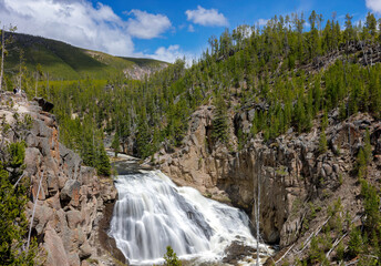 Fototapeta na wymiar waterfall in the mountains, Yellowstone 