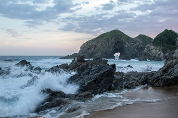 Playa con rocas en Oaxaca, México. 