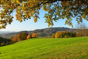 Herbstliche Landschaft von der Schönen Aussicht südlich von Lindenfels im Odenwald mit Blick zum Krehberg