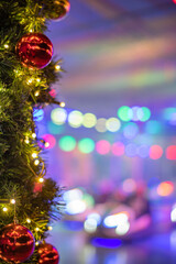 Fototapeta na wymiar Weihnachtlicher Hintergrund mit Platzhalter. Weihnachtskugel mit unscharfe und Lichter Bokeh im Hintergrund auf dem Weihnachtsmarkt