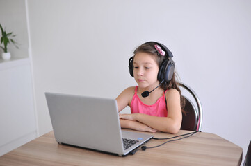 pré adolescente no computador portatil ouvindo musica fazendo negócios expressão facial 