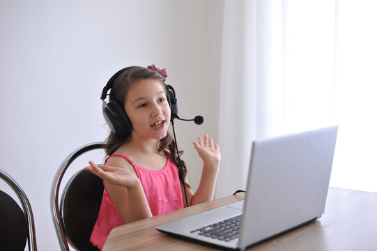 crian&ccedil;a em computador portatil neg&oacute;cios conversa animada 