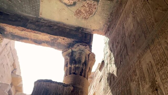 Decoraci&oacute;n, relieves y jerogl&iacute;ficos en el templo de Edf&uacute;.