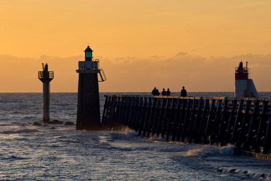 l'estacade de capbreton au coucher du soleil