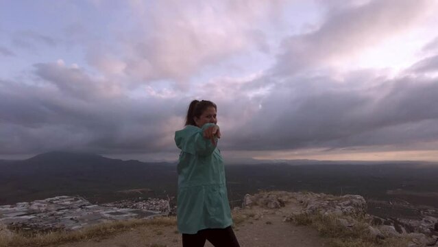 chica bailando en la naturaleza