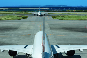 沖縄那覇空港タキシングする離陸便と到着便