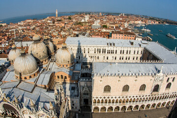 Fototapeta na wymiar overlooking the beautiful city and old palaces of venice with the laguna from the Markus tower