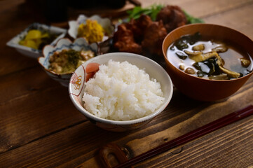 一汁二菜　唐揚げと菊の花のお浸し