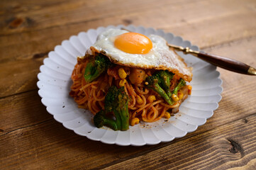 目玉焼きのせナポリタン