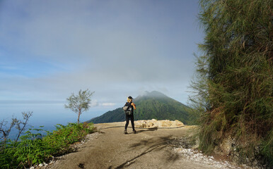 Obraz premium A woman hiking at mount Ijen in Banyuwangi, Indonesia.