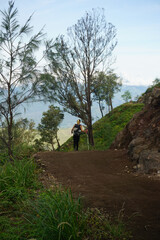Obraz premium A woman hiking at mount Ijen in Banyuwangi, Indonesia.