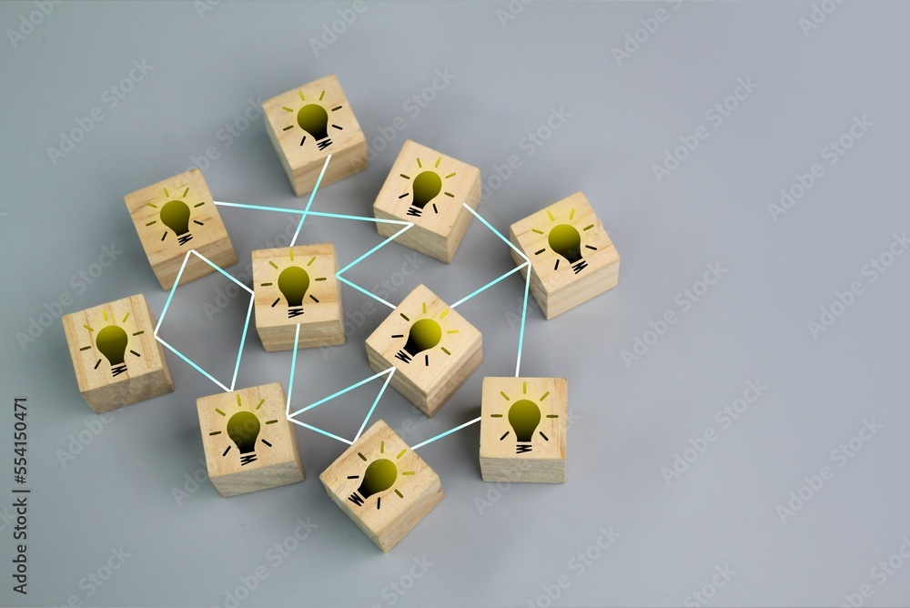Poster wooden cube with idea icon connected with lines. the concept of innovation or idea development. ligh