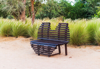 Obraz premium Shot ob a bench in the shape of the heart. Outdoors