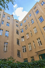 Hinterhof eines etwas heruntergekommenen Mietshauses in Berlin
