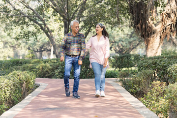 Obraz premium Happy senior couple spending leisure time in park during weekend