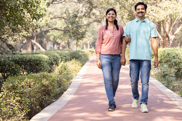 Obraz premium Couple having fun while admiring view at park