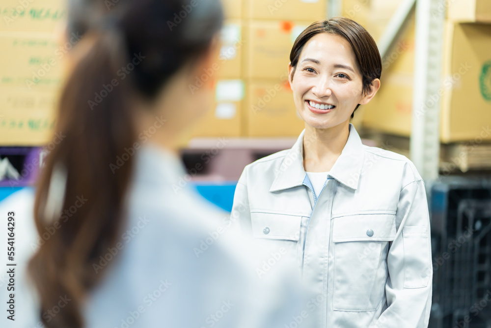 Canvas Prints 話す作業着を着た日本人女性