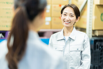 話す作業着を着た日本人女性