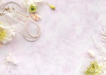 フェミニンなイメージのフレーム素材