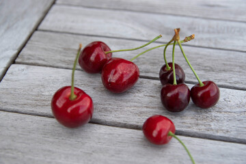 Kirschen auf einem Holztisch.