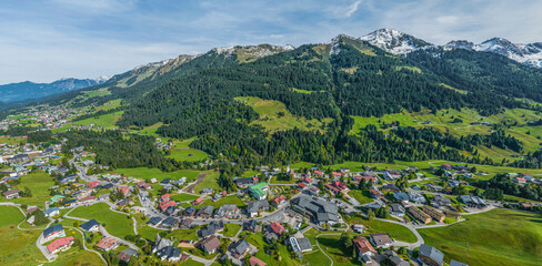 Hirschegg vor der imposanten Kulisse der Kleinwalsertaler Berge