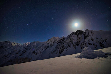 月明かりの星空と冠雪の五竜岳