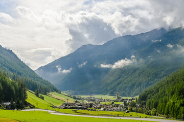 Obraz na płótnie Canvas Dorf unser Frau, Dorfkirche, Dorf, Schnalstal, Schnals, Bergstrasse, Landwirtschaft, Felder, Wanderweg, Bergtal, Wallfahrtsort, Texelgruppe, Berge, Herbst Südtirol, Italien