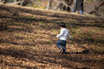 楽しそうな公園を走り回る子ども　顔無し