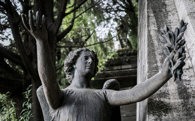 Fototapeta na wymiar statue of sad woman in abandoned cemetery