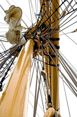 Détail de gréement avec mât, cordage et poulies, voile, vergues et échelle de corde.